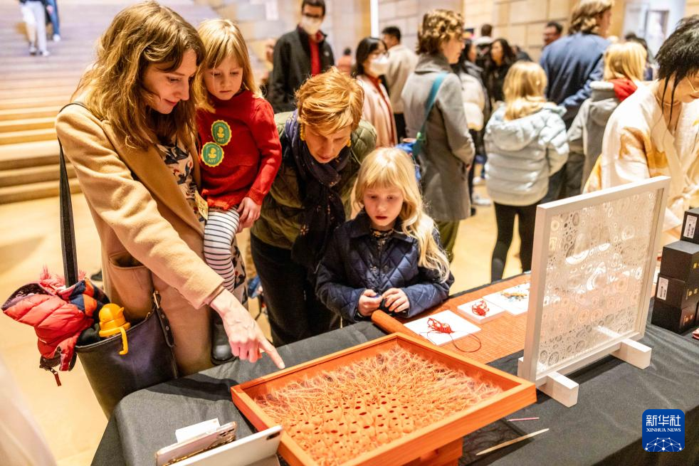 2月11日，參觀者在美國費(fèi)城藝術(shù)博物館舉行的龍年迎新春活動(dòng)上觀看刺繡作品。新華社發(fā)（周煥新攝）