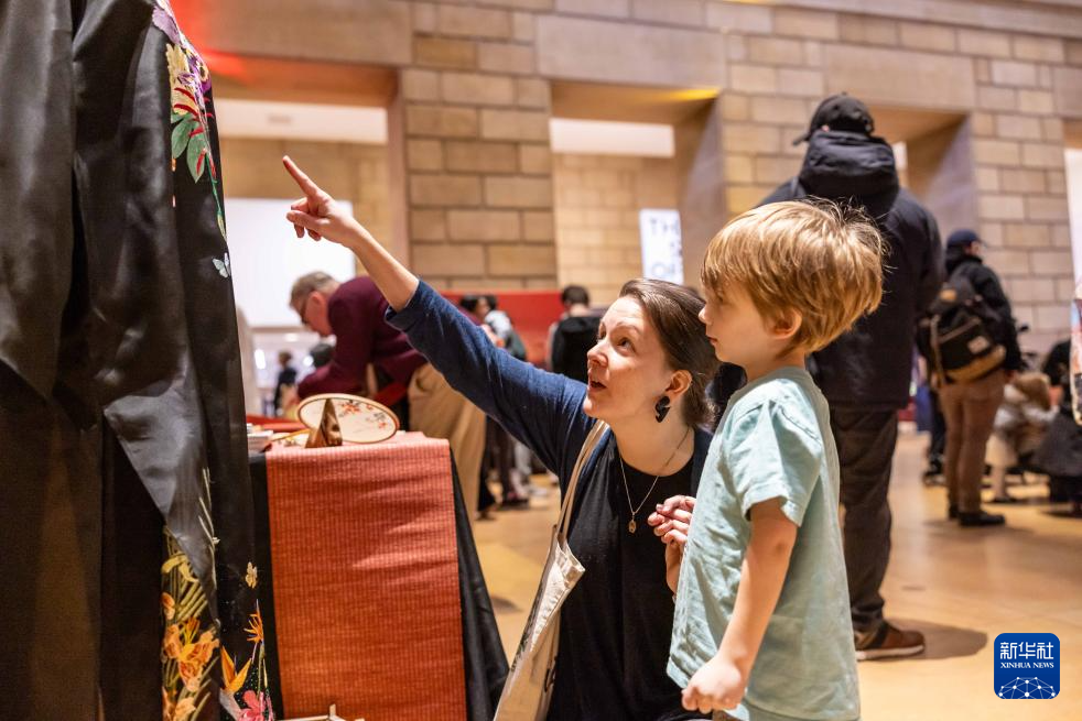 2月11日，參觀者在美國費(fèi)城藝術(shù)博物館舉行的龍年迎新春活動(dòng)上觀看中國傳統(tǒng)服飾。新華社發(fā)（周煥新攝）
