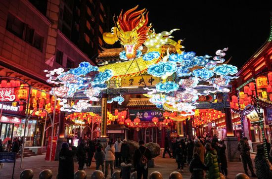 2月11日，游客在沈陽中街游覽。春節(jié)期間，各地?zé)艋痂?、火樹銀花，呈現(xiàn)出一幕幕流光溢彩的視覺盛宴。（新華社記者潘昱龍攝）