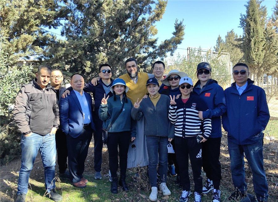 中國醫(yī)生們與穆罕默德一家人合影留念。中國第28批援阿爾及利亞醫(yī)療隊(duì)塞地夫分隊(duì)供圖