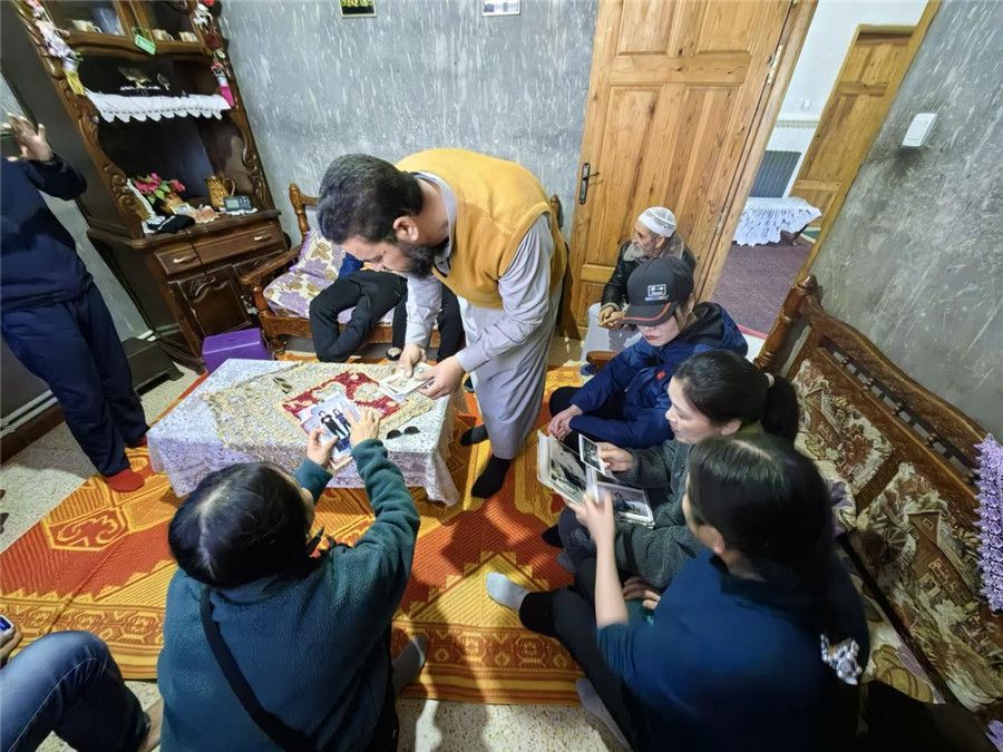 穆罕默德醫(yī)生講述與中國醫(yī)生結(jié)緣的老照片。中國第28批援阿爾及利亞醫(yī)療隊(duì)塞地夫分隊(duì)供圖