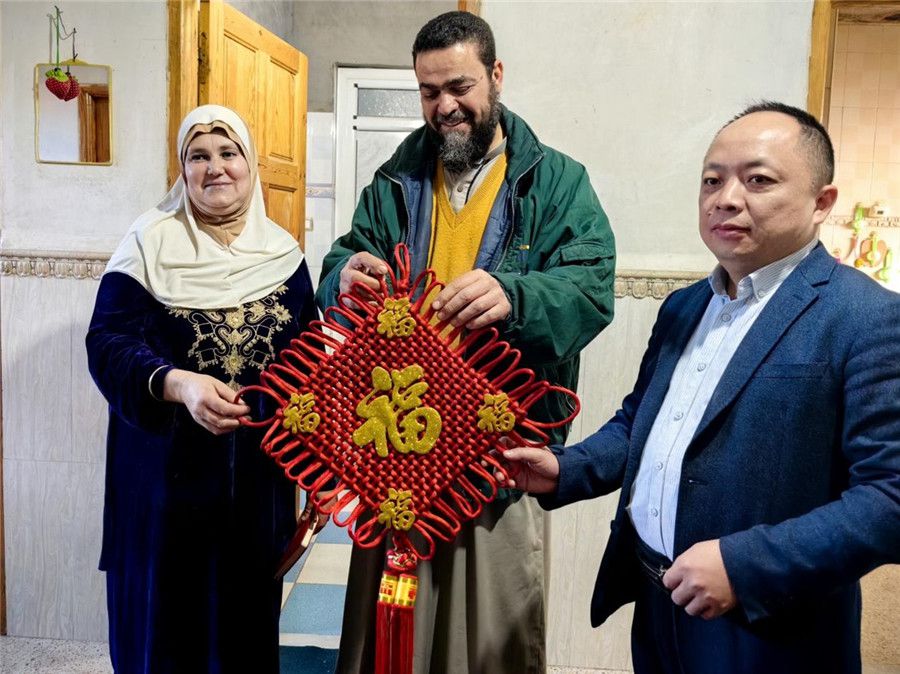 中國醫(yī)生向穆罕默德贈(zèng)送中國新春福字。中國第28批援阿爾及利亞醫(yī)療隊(duì)塞地夫分隊(duì)供圖