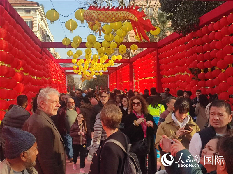 游園會(huì)入口處張燈結(jié)彩，人流如織。人民網(wǎng)記者鄭彬攝