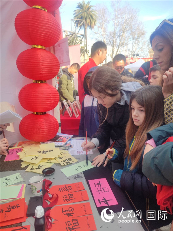 羅馬當(dāng)?shù)孛癖妼h字充滿興趣。人民網(wǎng)記者鄭彬攝