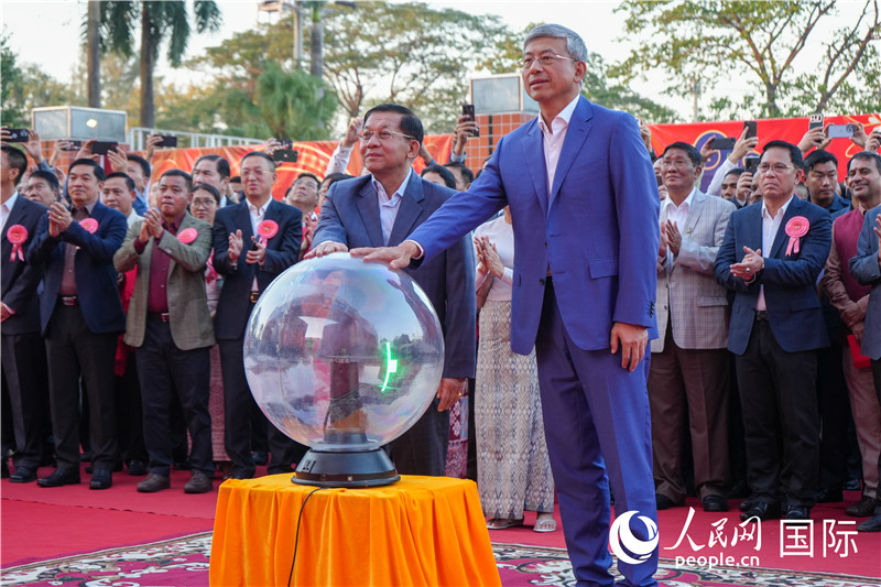 敏昂萊主席和陳海大使在中方援建和改造升級(jí)的仰光杜溫納國(guó)家體育館前共同按亮水晶球，啟動(dòng)“錦繡唐人街”新春慶典-人民網(wǎng)記者謝佳君攝