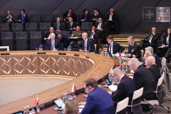 這是2月15日在比利時(shí)布魯塞爾拍攝的北約防長(zhǎng)會(huì)現(xiàn)場(chǎng)。為期一天的北約成員國(guó)國(guó)防部長(zhǎng)會(huì)議15日在比利時(shí)首都布魯塞爾結(jié)束。會(huì)議就加強(qiáng)北約的威懾和防御以及對(duì)烏克蘭的支持等問題展開討論。新華社記者趙丁喆攝