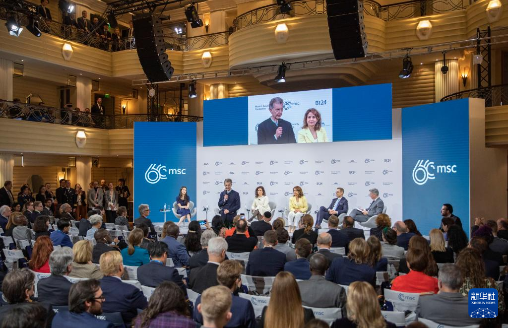2月18日，慕安會主席克里斯托夫·霍伊斯根（中左二）在德國慕尼黑舉行的第60屆慕尼黑安全會議上發(fā)表閉幕致辭。新華社記者 張帆 攝