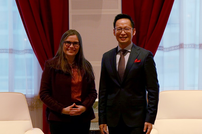 冰島總理雅各布斯多蒂爾（右一）與中國駐冰島大使何儒龍合影。中國駐冰島大使館供圖