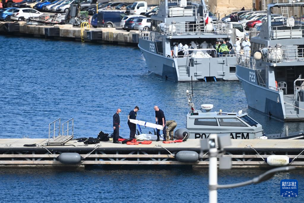 2月23日，在馬耳他皮耶塔，工作人員準(zhǔn)備搬運(yùn)一具非法移民遇難者遺體。新華社發(fā)（喬納森·博格攝）
