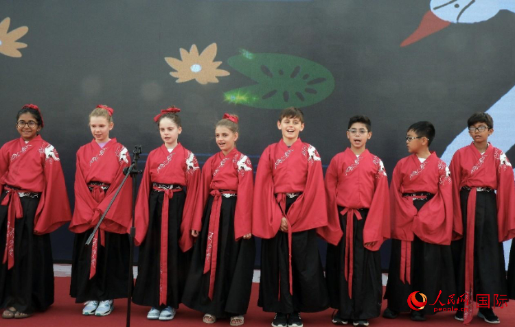 來自世界各地的小朋友一同誦讀中國古詩。人民網(wǎng) 滕婧含攝