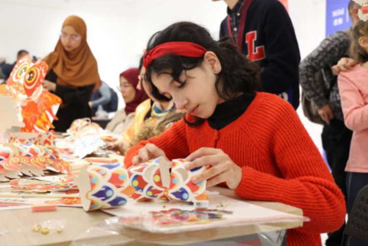 參與者在制作元宵彩燈。拉巴特中國(guó)文化中心供圖