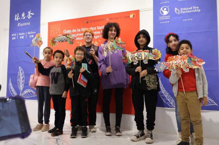 孩子們拿著元宵彩燈合影。拉巴特中國(guó)文化中心供圖