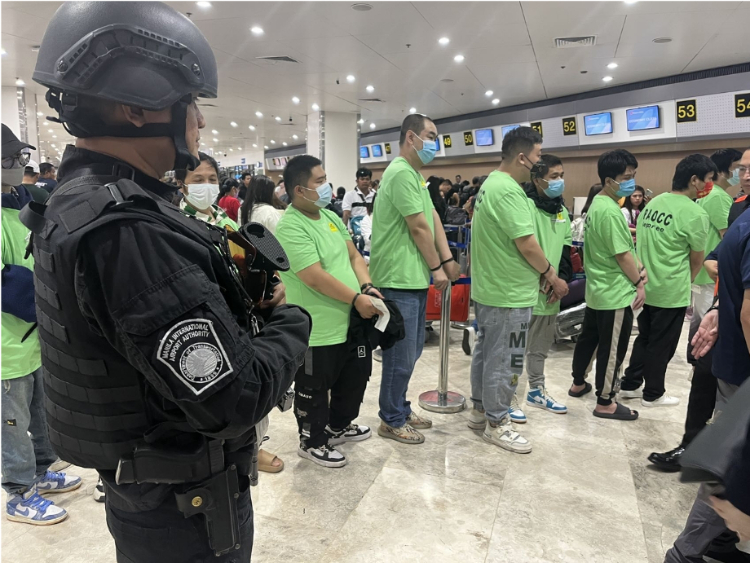 中國和菲律賓兩國執(zhí)法部門合作遣返在菲從事離岸博彩的中國公民。駐菲律賓使館供圖