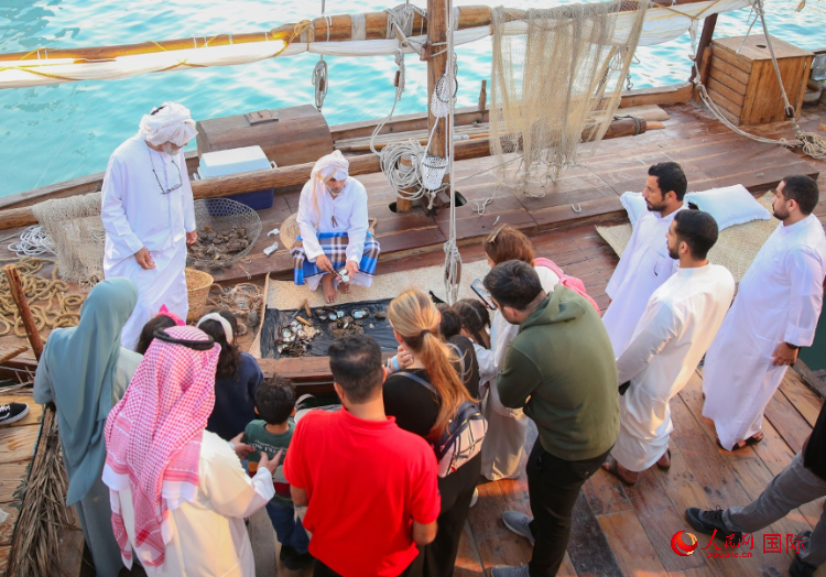 游客了解采珠工作。人民網(wǎng) 塔里克·易卜拉欣攝