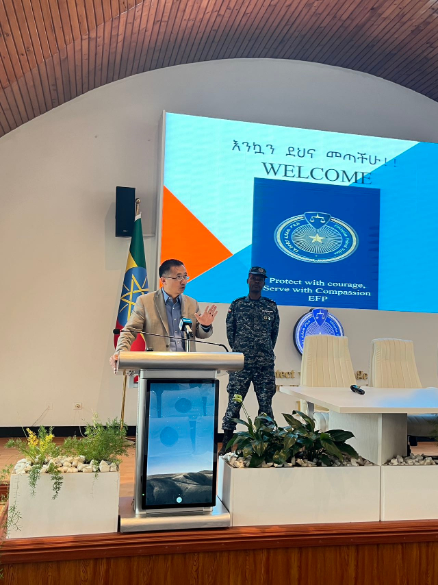 圖為駐埃塞使館首席館員申欽民公參致辭。亞的斯亞貝巴大學(xué)孔子學(xué)院供圖