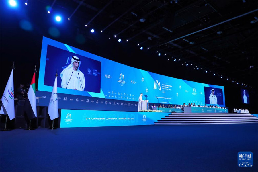 2月26日，在阿聯(lián)酋首都阿布扎比，阿聯(lián)酋外貿(mào)國務(wù)部長、世貿(mào)組織第13屆部長級(jí)會(huì)議主席薩尼·澤尤迪在世界貿(mào)易組織第13屆部長級(jí)會(huì)議開幕式上致辭。新華社發(fā)（世界貿(mào)易組織供圖）
