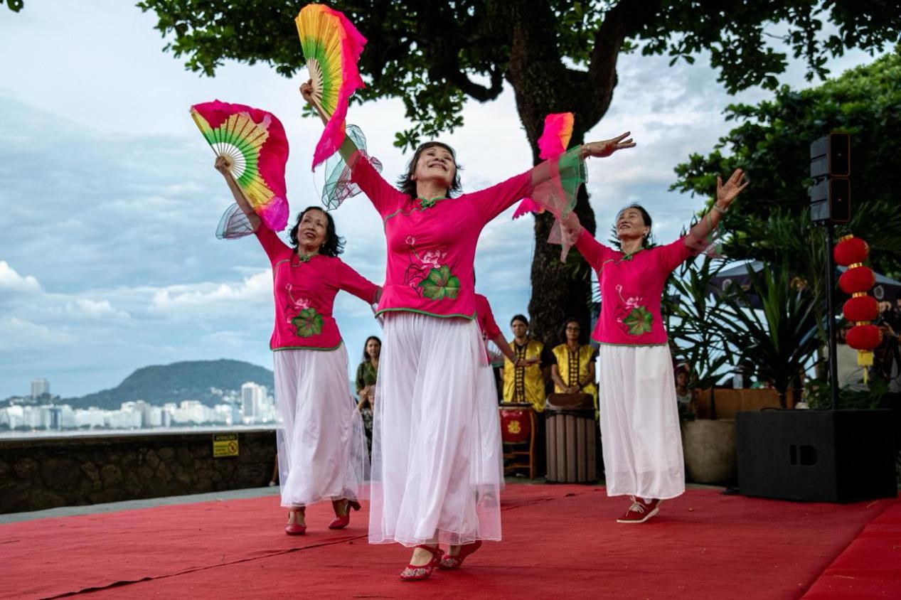 當(dāng)?shù)貢r間2月24日晚，2024年元宵節(jié)慶?；顒釉诎臀骼锛s熱內(nèi)盧市科帕卡巴納要塞舉辦。巴西山河文化促進中心供圖