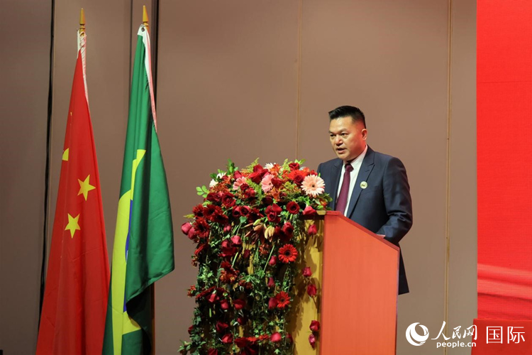 巴西和統(tǒng)會(huì)新任會(huì)長張小春發(fā)表就職演講。人民網(wǎng)記者 時(shí)元皓攝