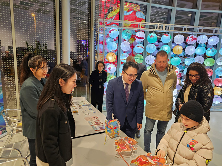 匈牙利小朋友猜燈謎。翟朝暉攝