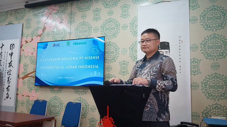 海信印尼公司總經(jīng)理李現(xiàn)委致辭。阿拉扎大學(xué)孔子學(xué)院供圖