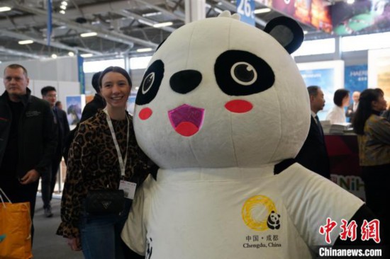 3月5日，2024年柏林國際旅游交易會(ITB)在柏林會展中心拉開帷幕。以“你好！中國”為主題的中國展區(qū)當(dāng)日亮相展會。圖為觀眾與大熊貓人偶合影。中新社記者 馬秀秀 攝