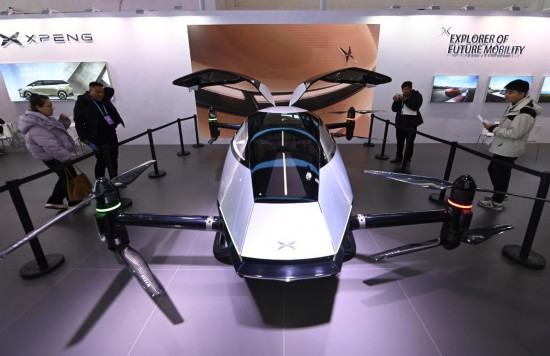 2023年12月1日，在鏈博會智能汽車鏈展區(qū)小鵬汽車展臺，參觀者觀看一臺智能飛行器。新華社記者蔡湘鑫攝