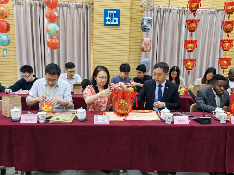 燈籠文化交流活動(dòng)現(xiàn)場(chǎng)。中建國(guó)際中西非公司供圖