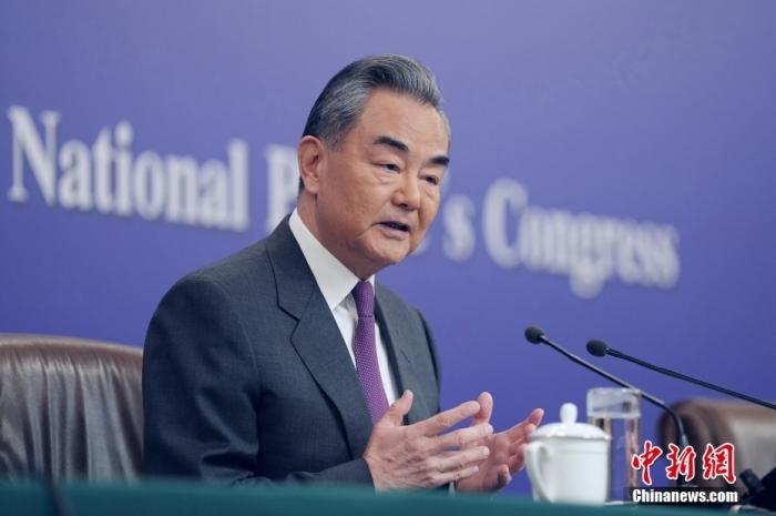 3月7日，十四屆全國(guó)人大二次會(huì)議在北京舉行記者會(huì)，中共中央政治局委員、外交部長(zhǎng)王毅就中國(guó)外交政策和對(duì)外關(guān)系相關(guān)問(wèn)題回答中外記者提問(wèn)。<a target='_blank' href='/'><p  align=