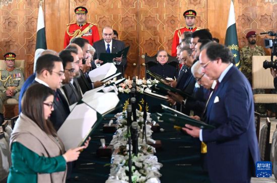   這是3月11日在巴基斯坦首都伊斯蘭堡總統(tǒng)府拍攝的內(nèi)閣宣誓就職儀式。巴基斯坦新內(nèi)閣的19名成員11日在巴總統(tǒng)扎爾達里和總理夏巴茲見證下，在首都伊斯蘭堡總統(tǒng)府宣誓就職。新華社發(fā)（巴基斯坦新聞與廣播部下轄媒體信息部門供圖）