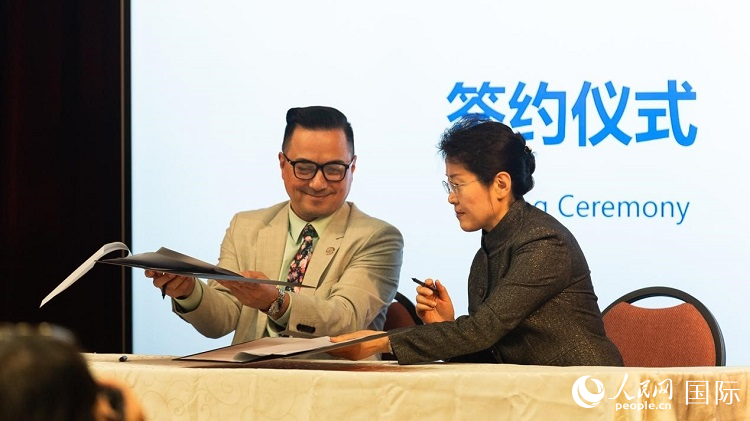 山東省圖書(shū)館與舊金山公共圖書(shū)館簽署合作協(xié)議。