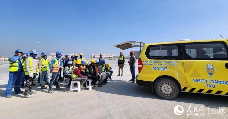 安全宣講出租車(chē)在現(xiàn)場(chǎng)播放安全視頻。人民網(wǎng)記者 管克江攝