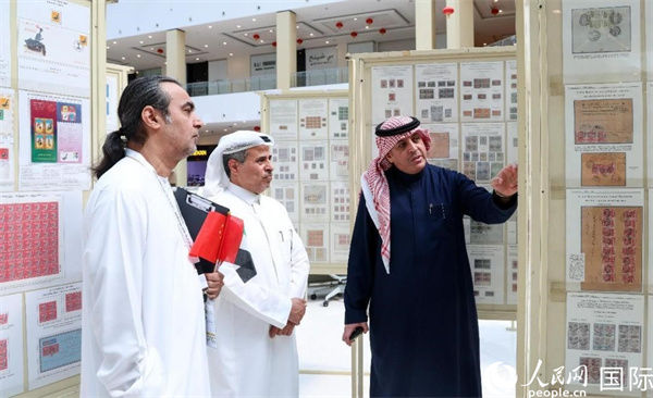 觀眾在欣賞集郵展作品。人民網(wǎng)記者 任皓宇攝