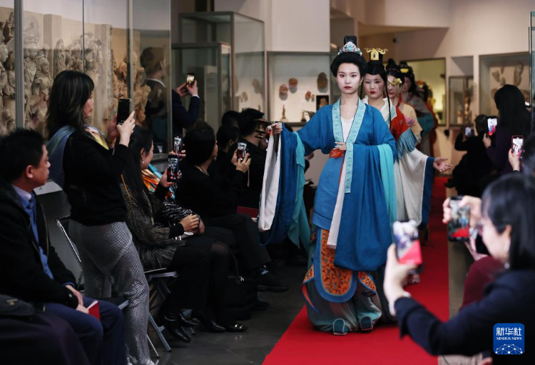 3月13日，在位于法國巴黎的吉美國立亞洲藝術(shù)博物館，模特展示敦煌復(fù)原服飾。新華社記者 高靜 攝