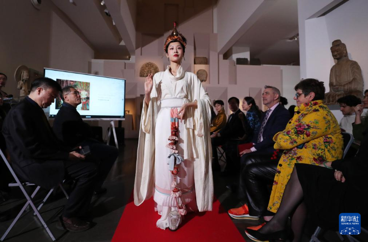 3月13日，在位于法國巴黎的吉美國立亞洲藝術(shù)博物館，模特展示敦煌復(fù)原服飾。新華社記者 高靜 攝