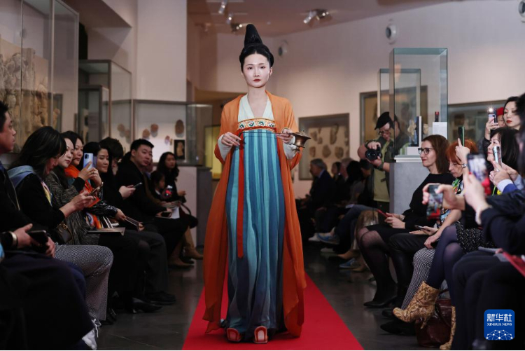 3月13日，在位于法國巴黎的吉美國立亞洲藝術(shù)博物館，模特展示敦煌復(fù)原服飾。新華社記者 高靜 攝