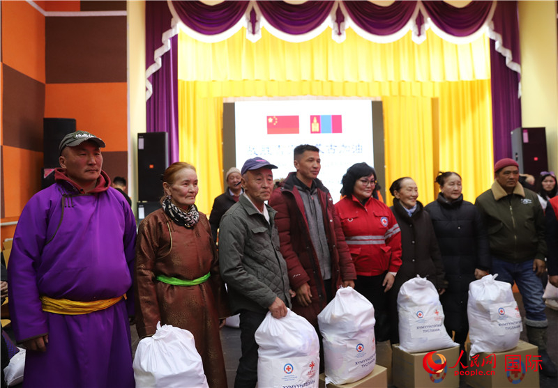 3月18日，向受災(zāi)牧民分發(fā)中方賑災(zāi)物資現(xiàn)場(chǎng)。人民網(wǎng)記者 霍文攝