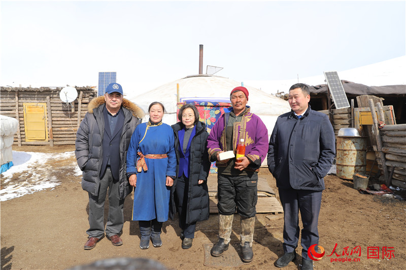 5.3月18日，沈大使與牧民及縣領(lǐng)導(dǎo)合影。人民網(wǎng)記者 霍文攝