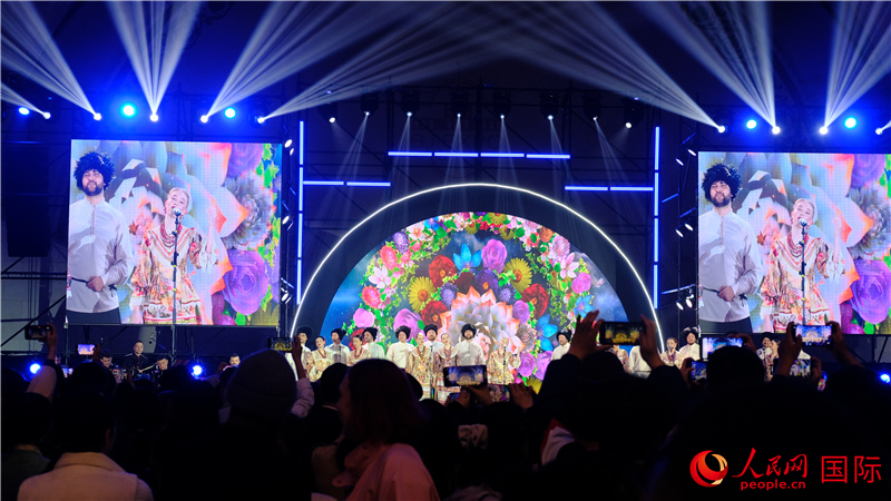 中俄觀眾欣賞俄羅斯傳統(tǒng)歌舞表演。人民網(wǎng) 褚夢(mèng)琦攝