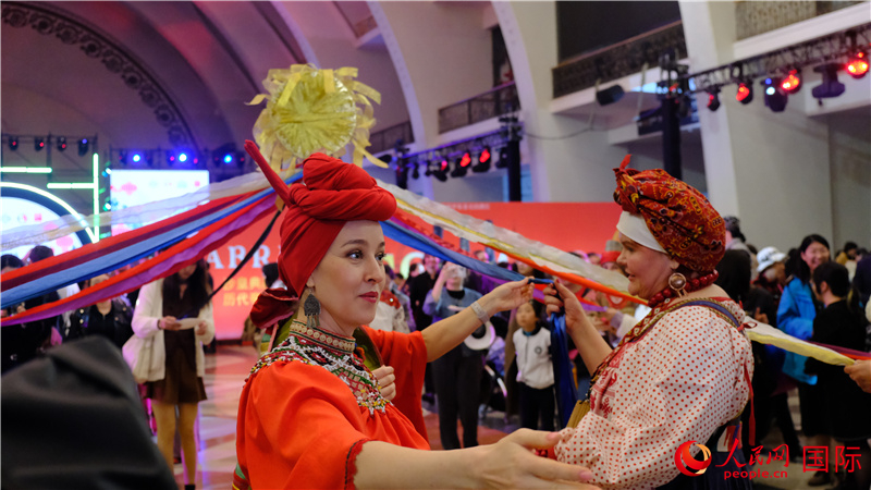 中俄觀眾在現(xiàn)場(chǎng)參與俄羅斯民俗互動(dòng)游戲。人民網(wǎng) 褚夢(mèng)琦攝