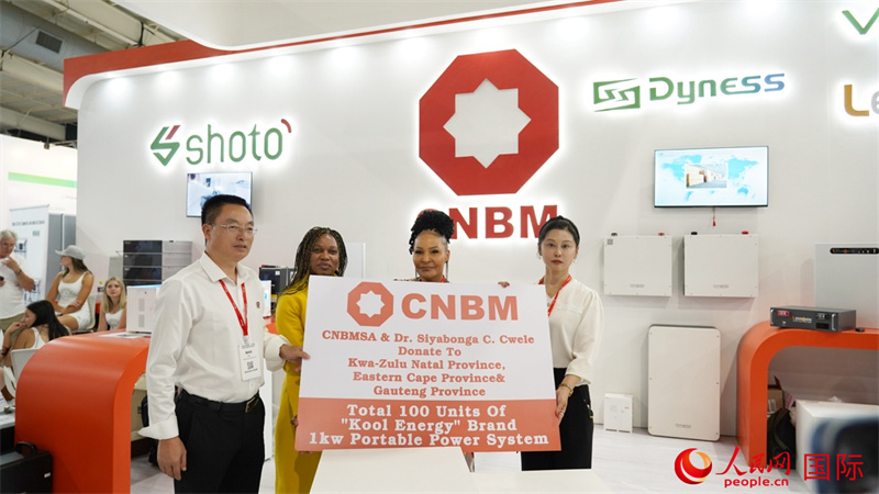 18日下午，中國(guó)建材國(guó)際南非公司向夸祖魯納塔爾省、東開(kāi)普省及豪登省三省的社區(qū)捐贈(zèng)100臺(tái)KOOL ENERGY移動(dòng)電源設(shè)備(UPS)。人民網(wǎng) 劉暢攝