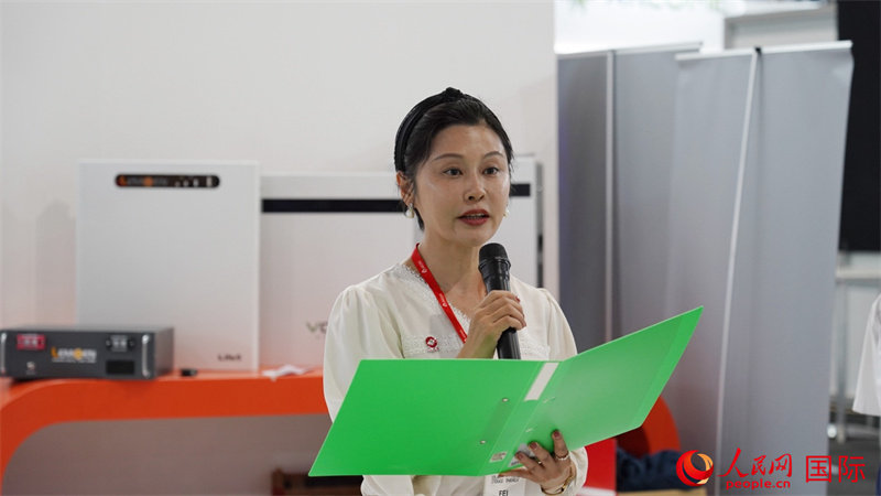 中建材海外經(jīng)濟(jì)合作有限公司總經(jīng)理姜婓致辭。人民網(wǎng) 劉暢攝