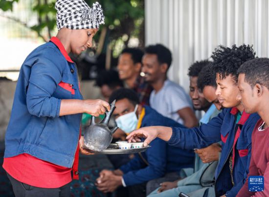 2024年2月16日，在埃塞俄比亞杜凱姆市的東方工業(yè)園，工人在工作間隙休息。 新華社記者 李亞輝 攝