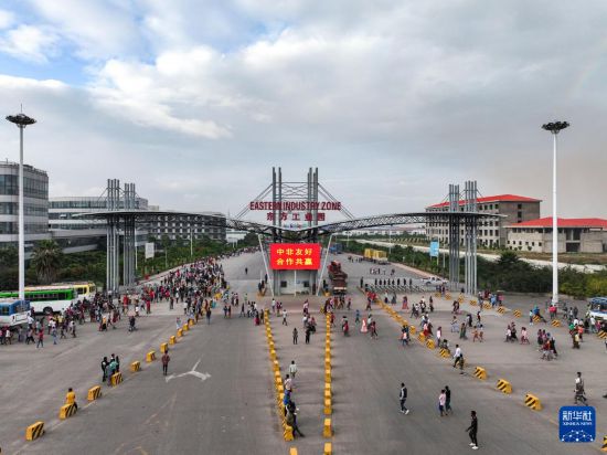 這是2023年11月3日在埃塞俄比亞杜凱姆市拍攝的東方工業(yè)園大門（無人機照片）。 新華社發(fā)（東方工業(yè)園供圖）