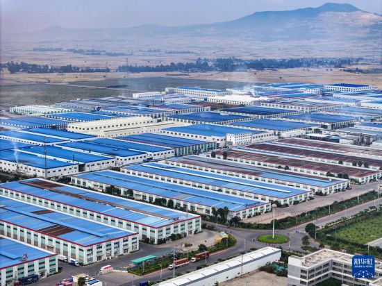 這是2023年11月3日在埃塞俄比亞杜凱姆市拍攝的東方工業(yè)園（無人機照片）。 新華社發(fā)（東方工業(yè)園供圖）