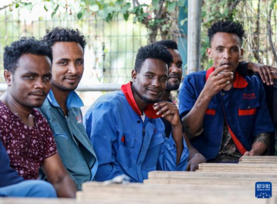 2024年2月16日，在埃塞俄比亞杜凱姆市的東方工業(yè)園，工人在工作間隙休息。 新華社記者 李亞輝 攝