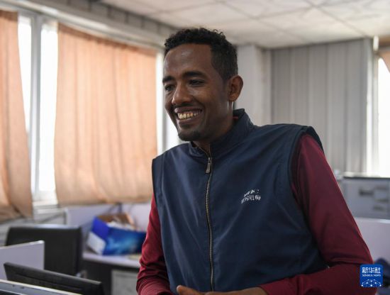 2024年2月16日，在埃塞俄比亞杜凱姆市的東方工業(yè)園，東方紡織印染有限公司經(jīng)理格圖·克貝貝接受新華社記者采訪。 新華社記者 李亞輝 攝