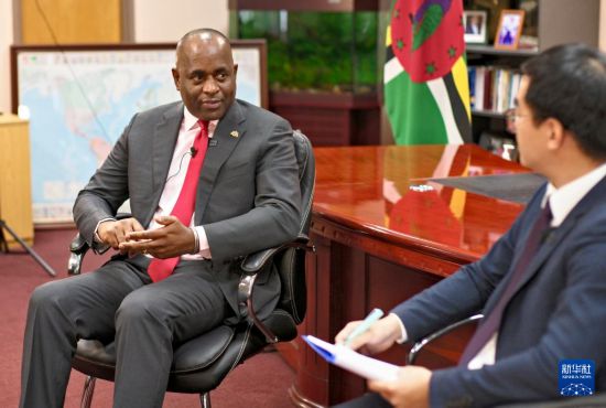 3月4日，多米尼克總理斯凱里特在首都羅索接受新華社記者專訪。新華社記者 趙凱 攝