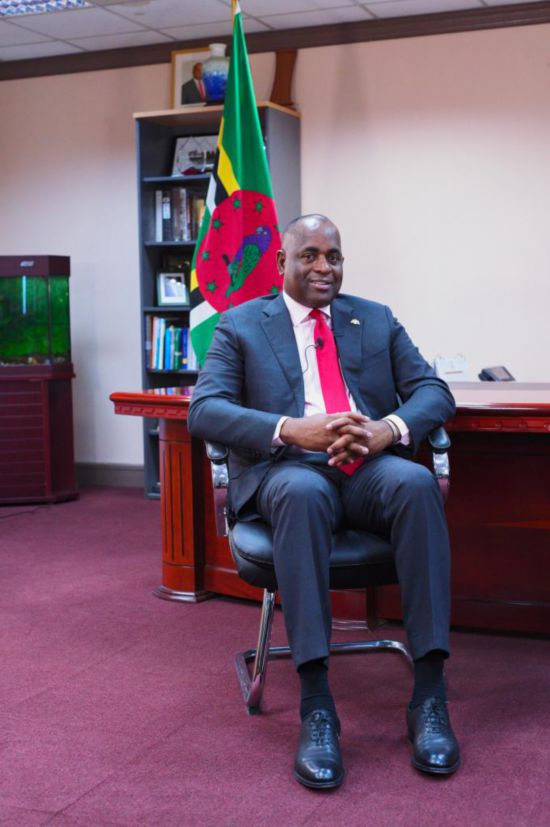 3月4日，多米尼克總理斯凱里特在首都羅索的總理辦公室接受新華社記者獨家專訪。新華社記者 趙凱 攝