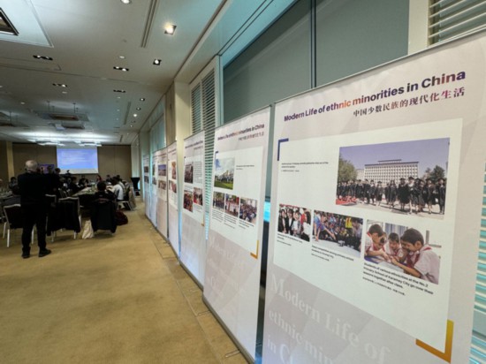3月14日，由中國人權(quán)研究會主辦的“現(xiàn)代化發(fā)展中的少數(shù)民族受教育權(quán)——以中國西藏和新疆為例”主題邊會在瑞士日內(nèi)瓦舉行。圖為會議現(xiàn)場舉辦的“中國少數(shù)民族的現(xiàn)代化生活”圖片展。新華社記者石松攝
