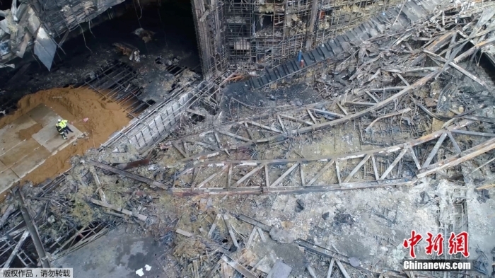 當(dāng)?shù)貢r(shí)間2024年3月26日下午，據(jù)俄羅斯緊急情況部公布的消息，莫斯科州“克羅庫斯城”音樂廳恐怖襲擊事件的搜救工作已經(jīng)全部結(jié)束。據(jù)介紹，工作人員已完成現(xiàn)場滅火救援以及廢墟清理的工作。圖為發(fā)生恐怖襲擊事件后音樂廳內(nèi)部滿目瘡痍。（視頻截圖）